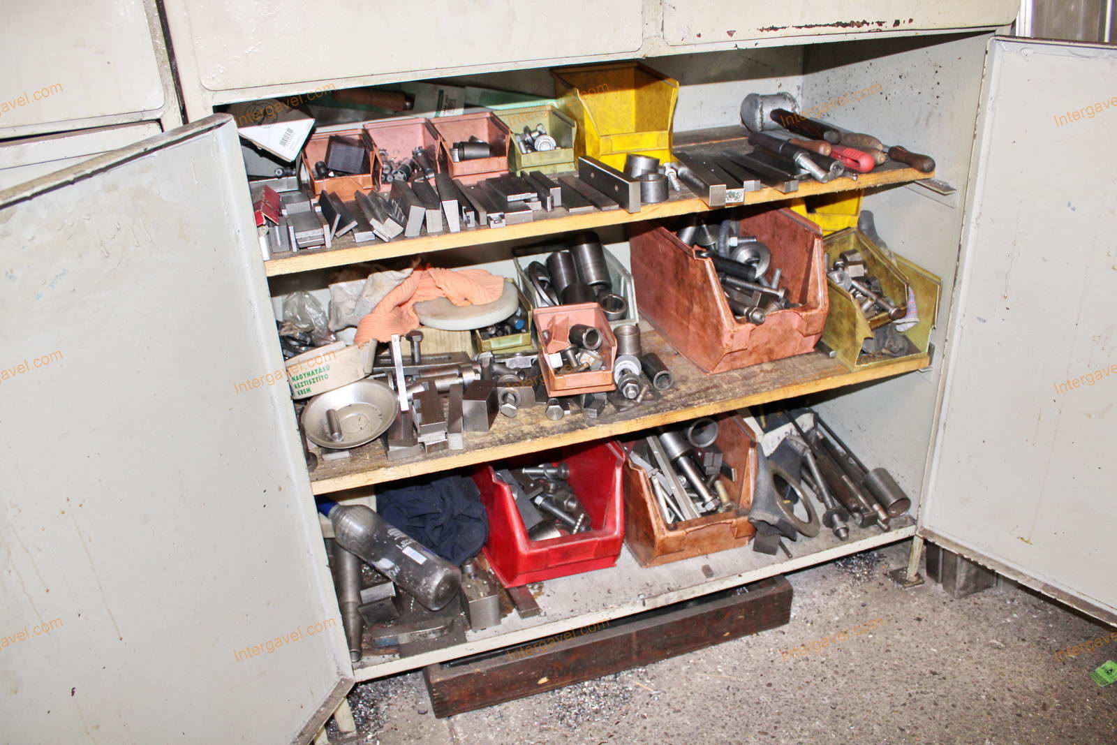 Vegyes szerszámok és szerszámos szekrények 13