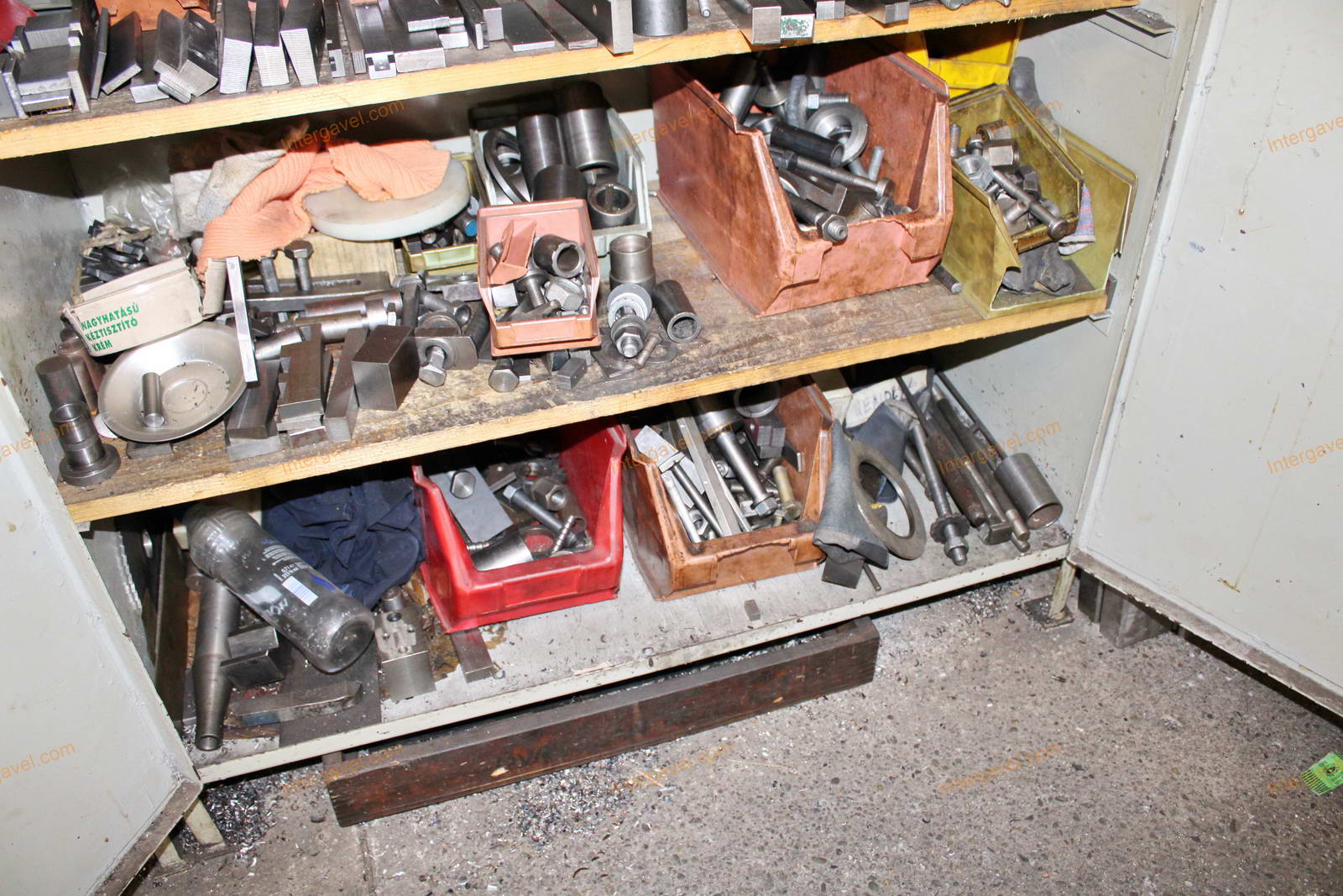 Vegyes szerszámok és szerszámos szekrények 14