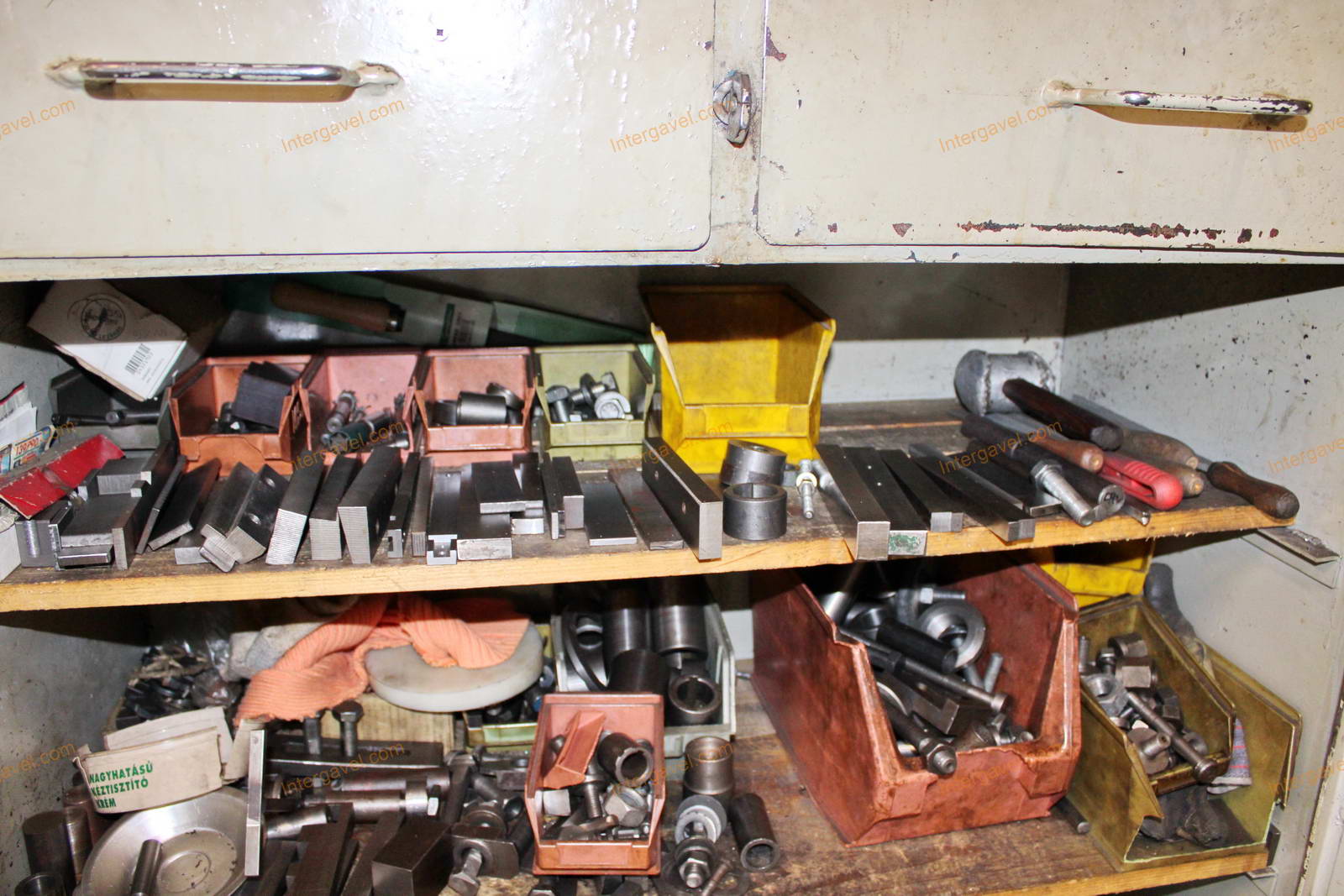 Vegyes szerszámok és szerszámos szekrények 16