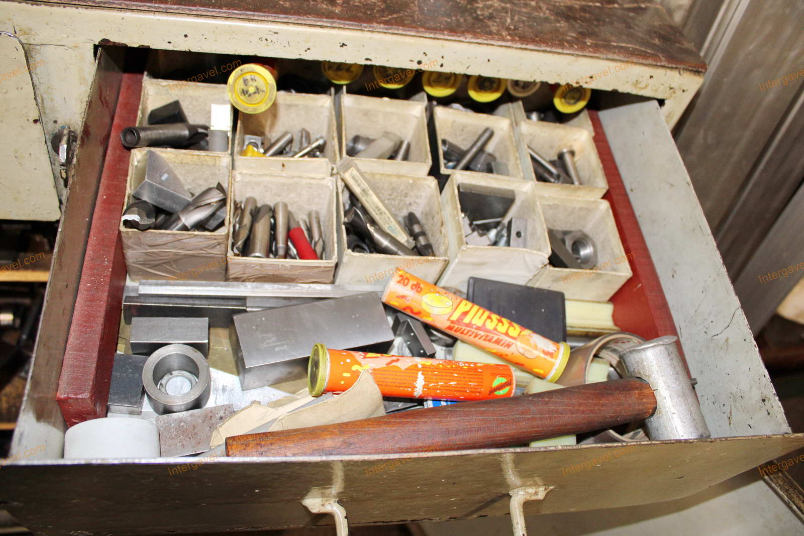 Vegyes szerszámok és szerszámos szekrények 18