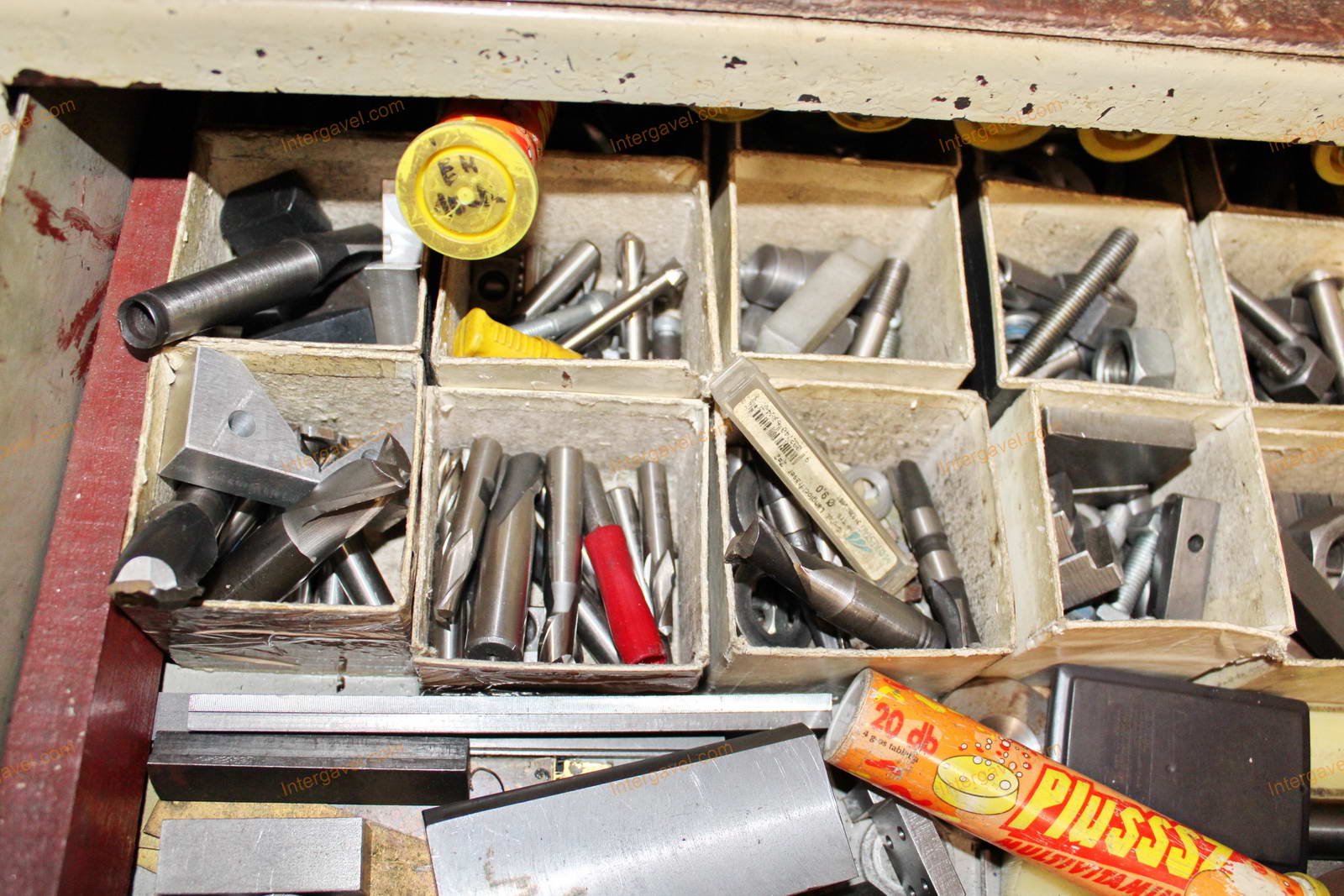 Vegyes szerszámok és szerszámos szekrények 19