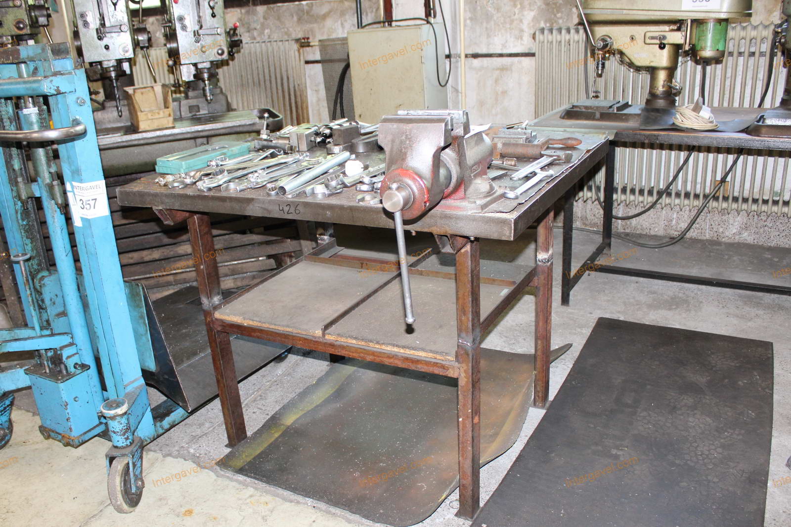 Szerelő asztal, satu és vegyes szerszámok