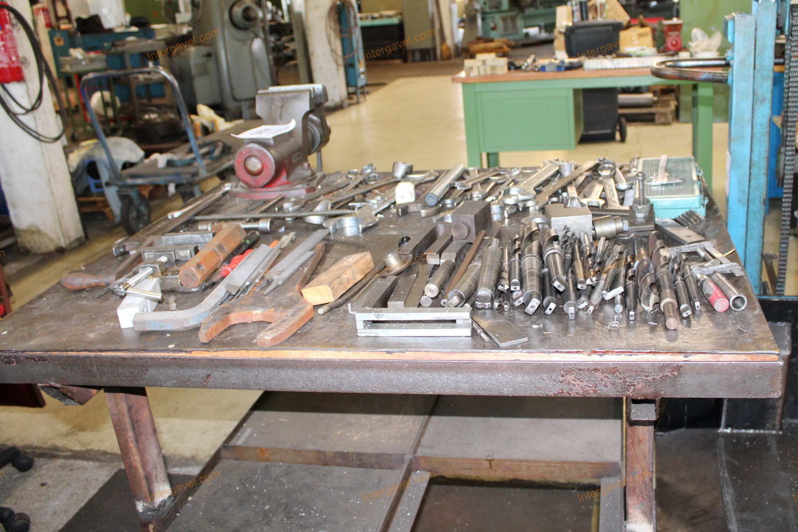 Szerelő asztal, satu és vegyes szerszámok 3