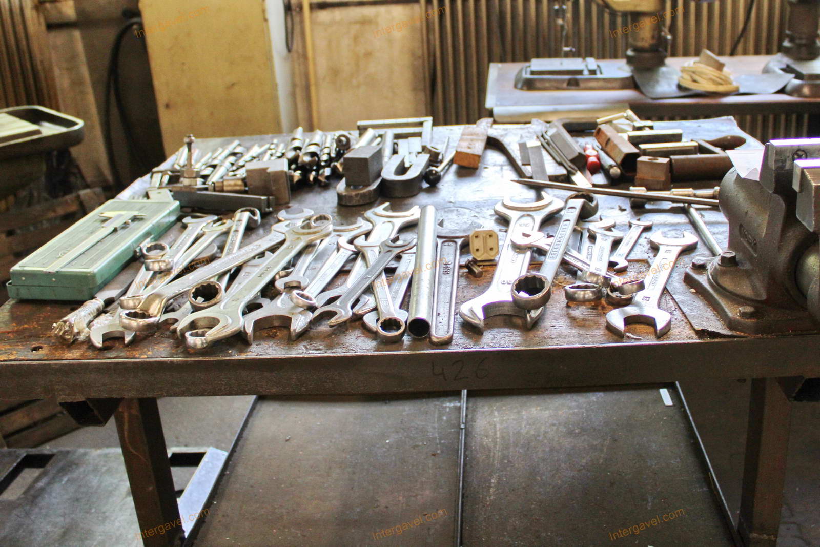 Szerelő asztal, satu és vegyes szerszámok 5