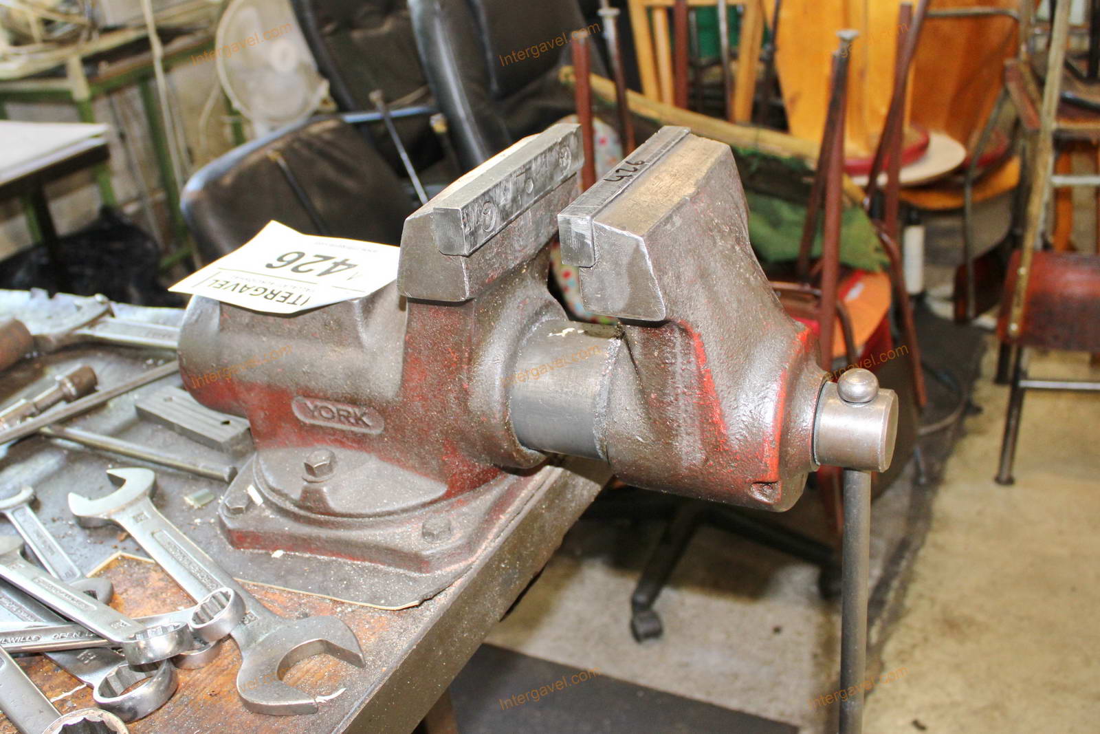 Szerelő asztal, satu és vegyes szerszámok 7