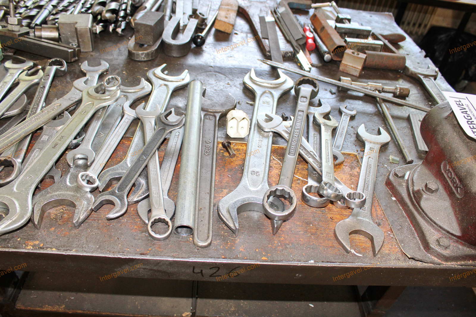 Szerelő asztal, satu és vegyes szerszámok 9