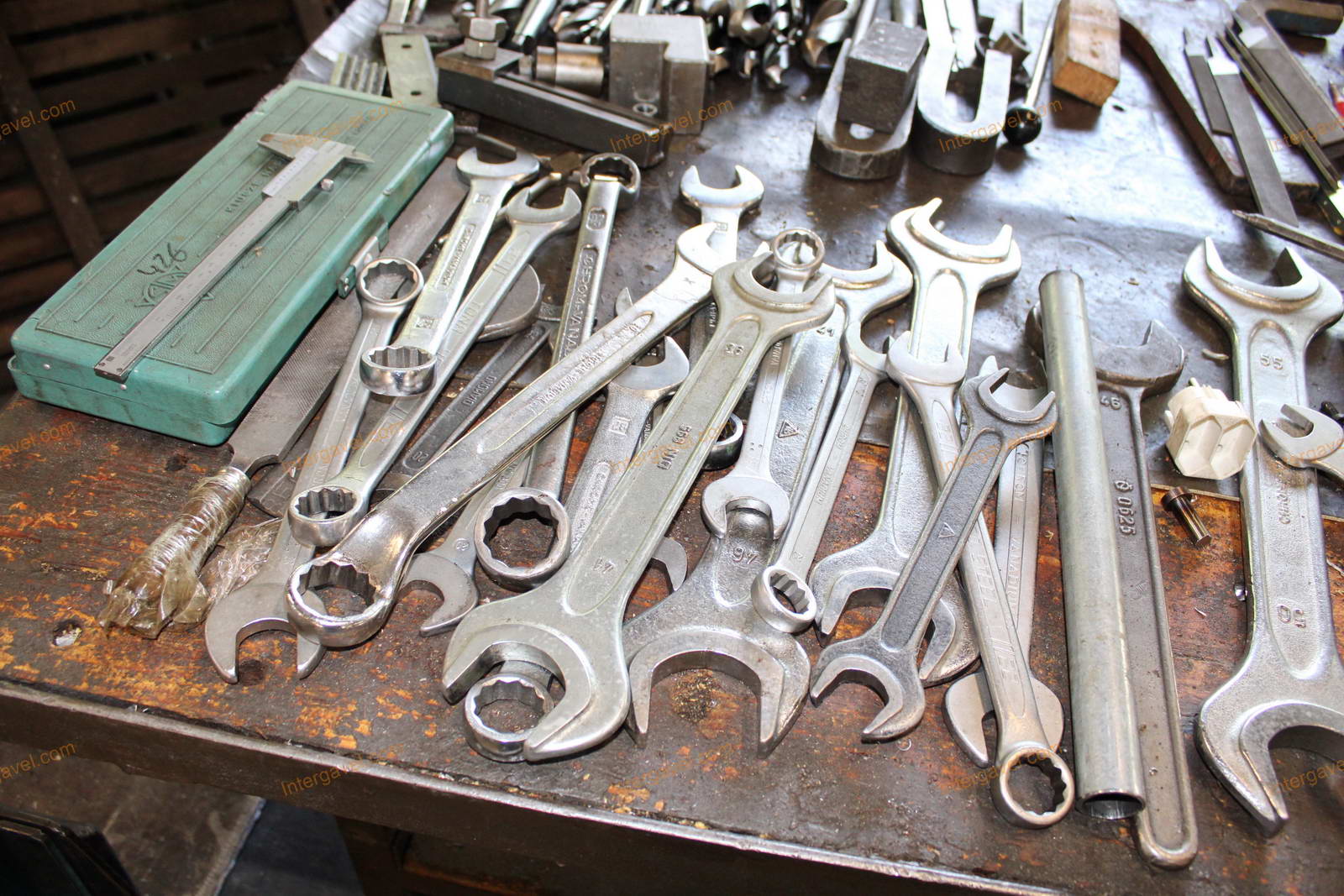 Szerelő asztal, satu és vegyes szerszámok 10