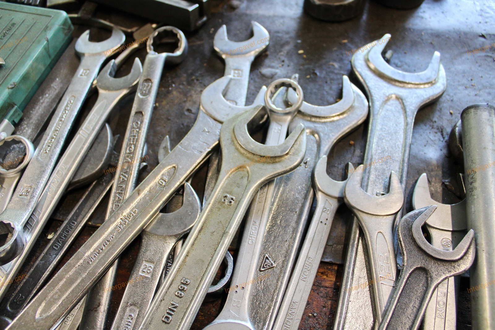 Szerelő asztal, satu és vegyes szerszámok 11