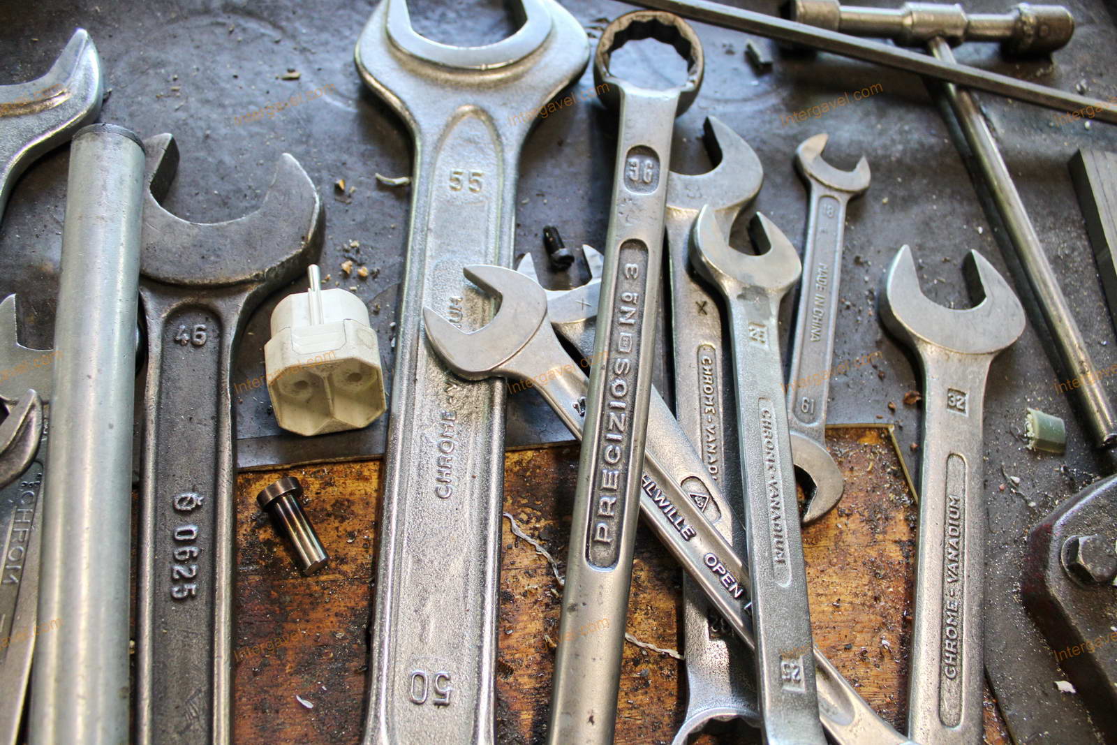 Szerelő asztal, satu és vegyes szerszámok 12