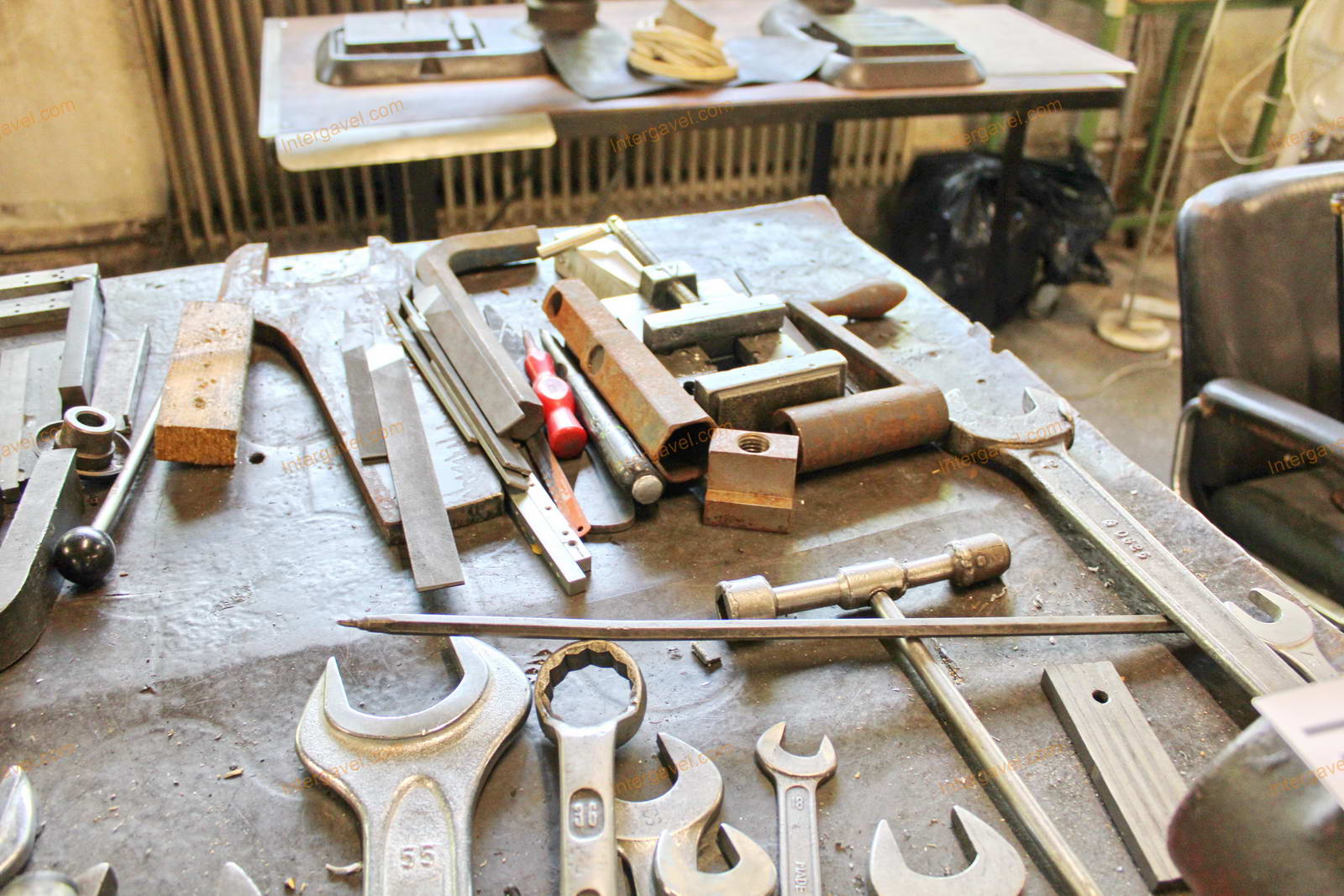 Szerelő asztal, satu és vegyes szerszámok 13