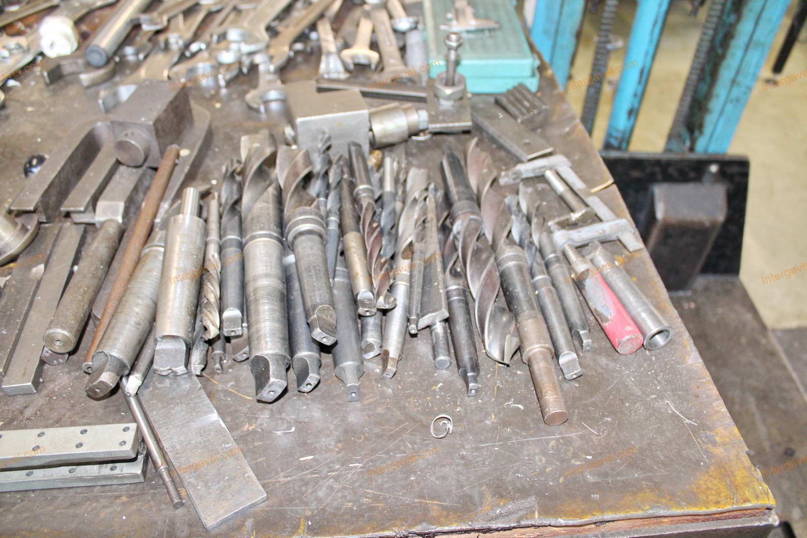 Szerelő asztal, satu és vegyes szerszámok 14