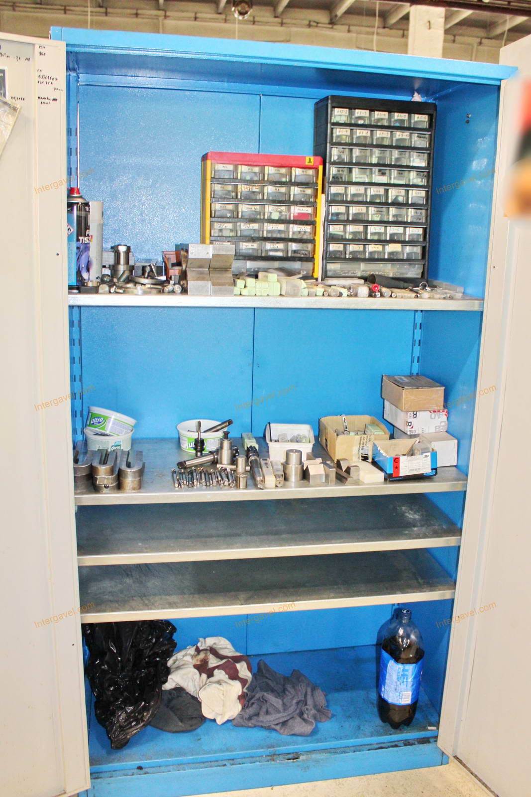 Szerszámos szekrény és szerszámok 2