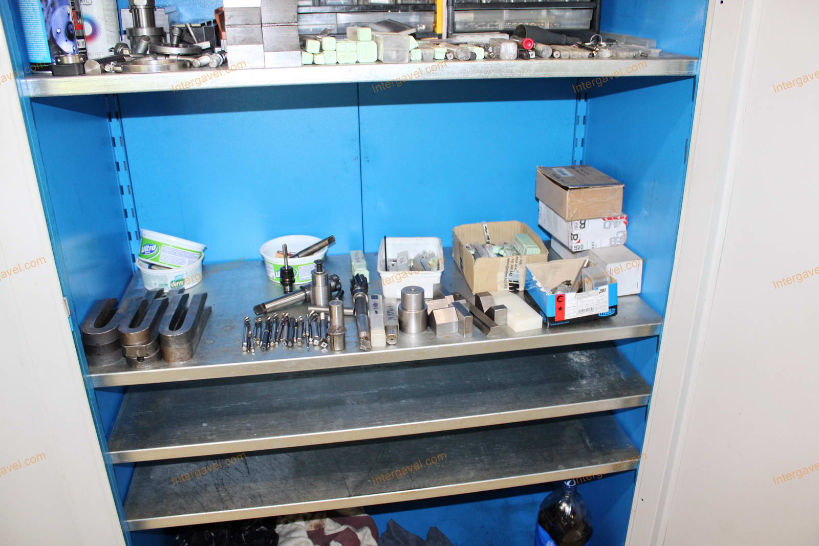 Szerszámos szekrény és szerszámok 4