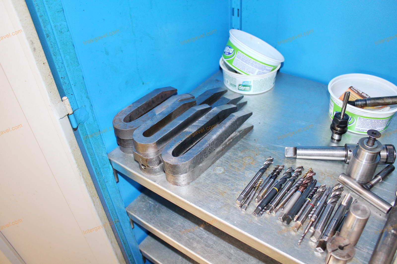 Szerszámos szekrény és szerszámok 5