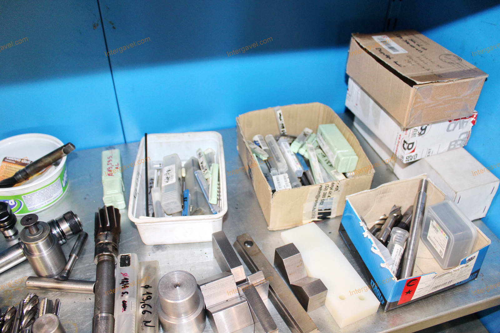 Szerszámos szekrény és szerszámok 9