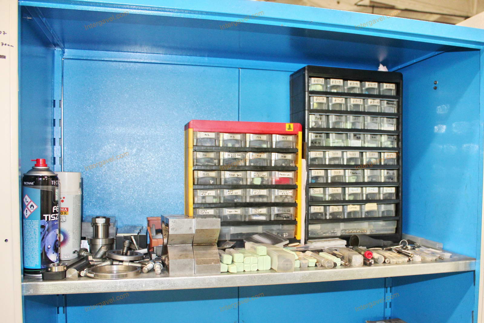 Szerszámos szekrény és szerszámok 15