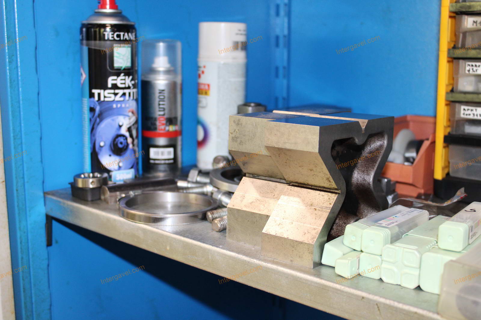 Szerszámos szekrény és szerszámok 16