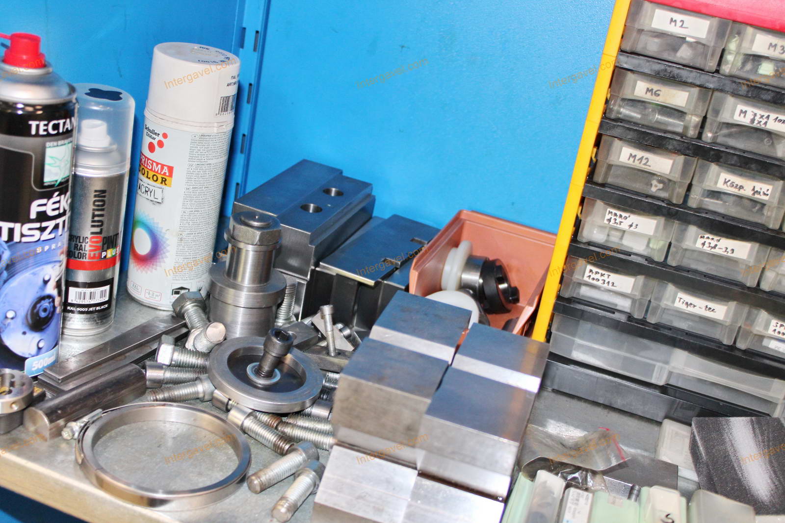 Szerszámos szekrény és szerszámok 17