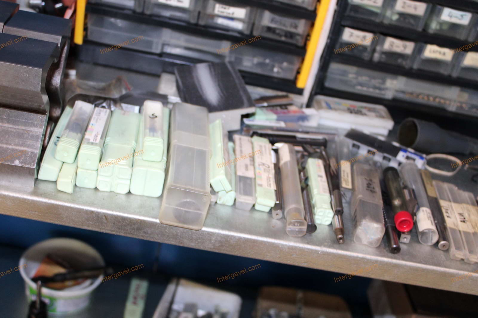 Szerszámos szekrény és szerszámok 18