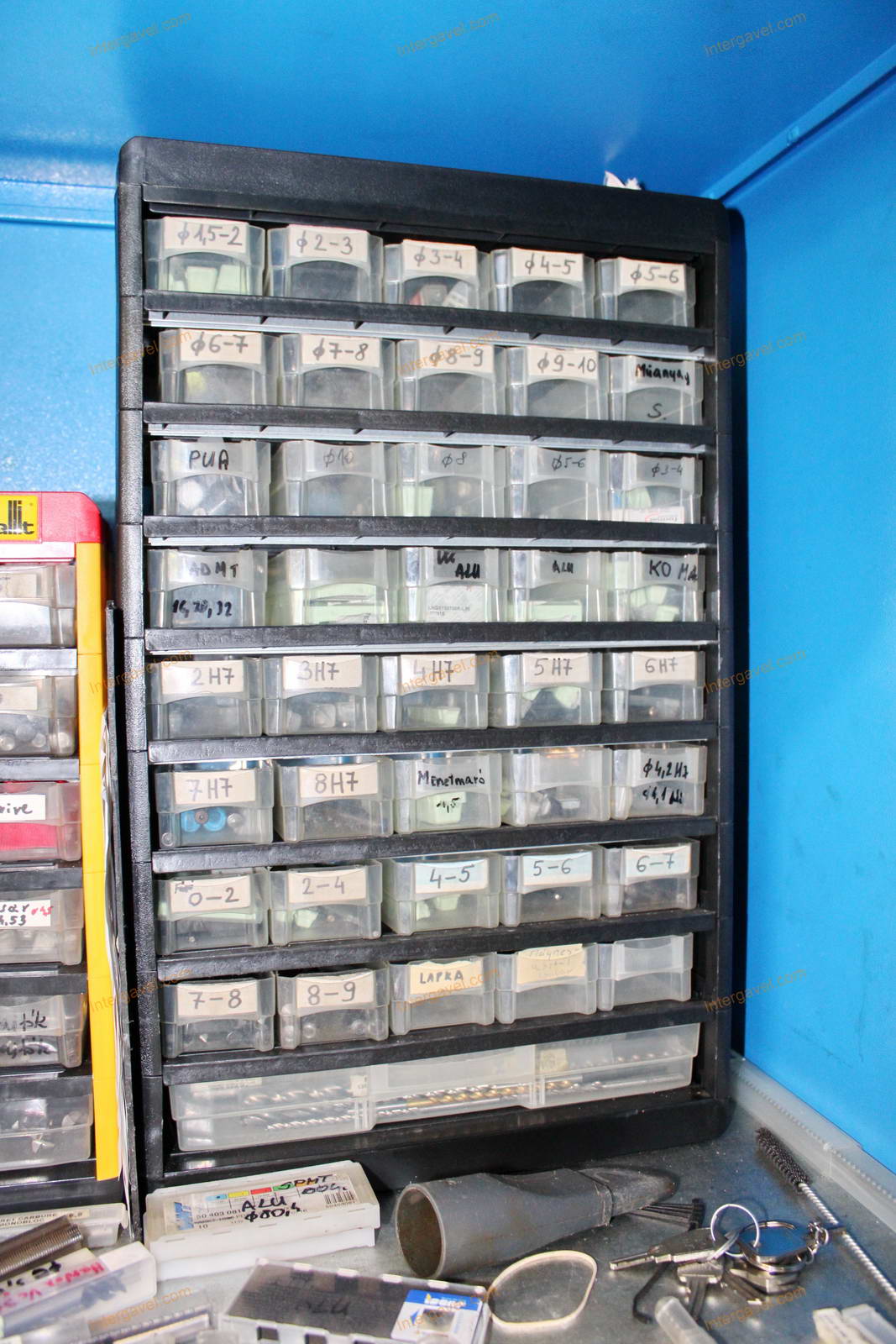 Szerszámos szekrény és szerszámok 20