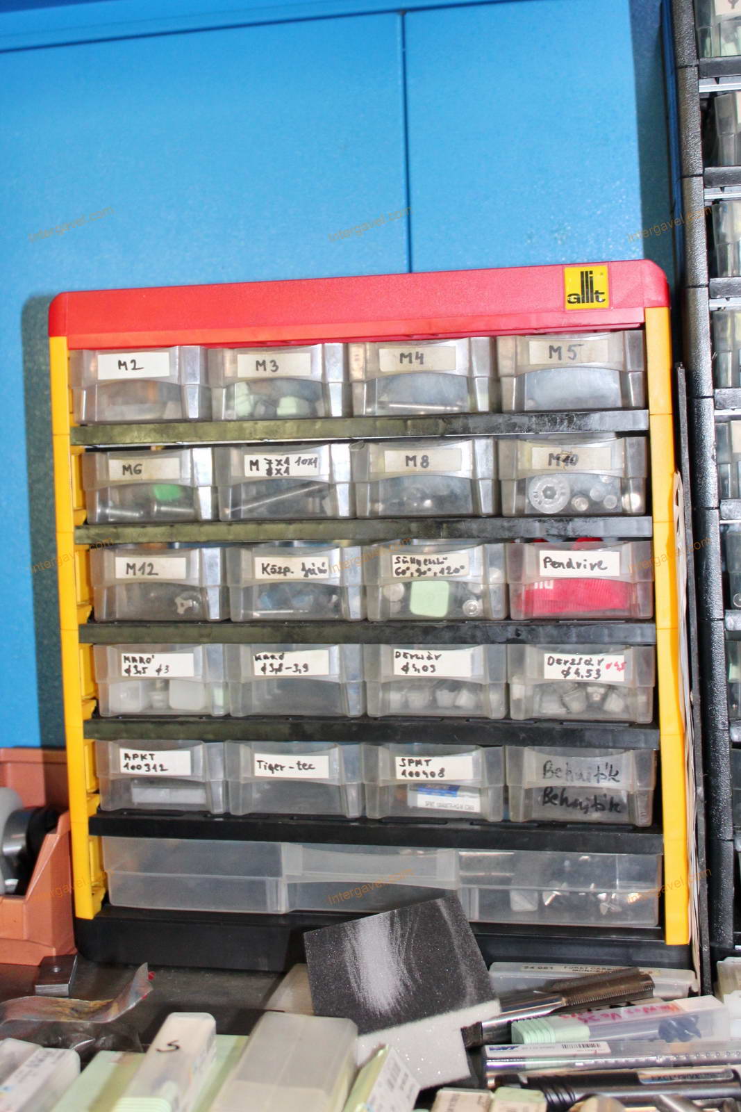 Szerszámos szekrény és szerszámok 28