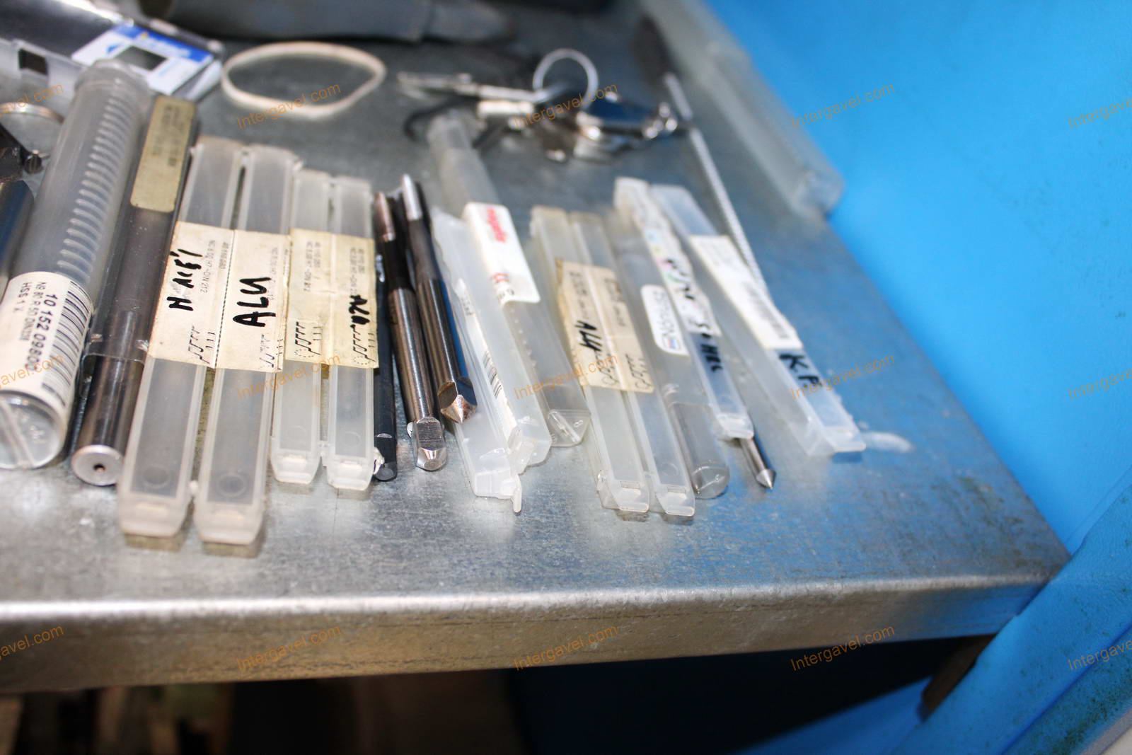 Szerszámos szekrény és szerszámok 32