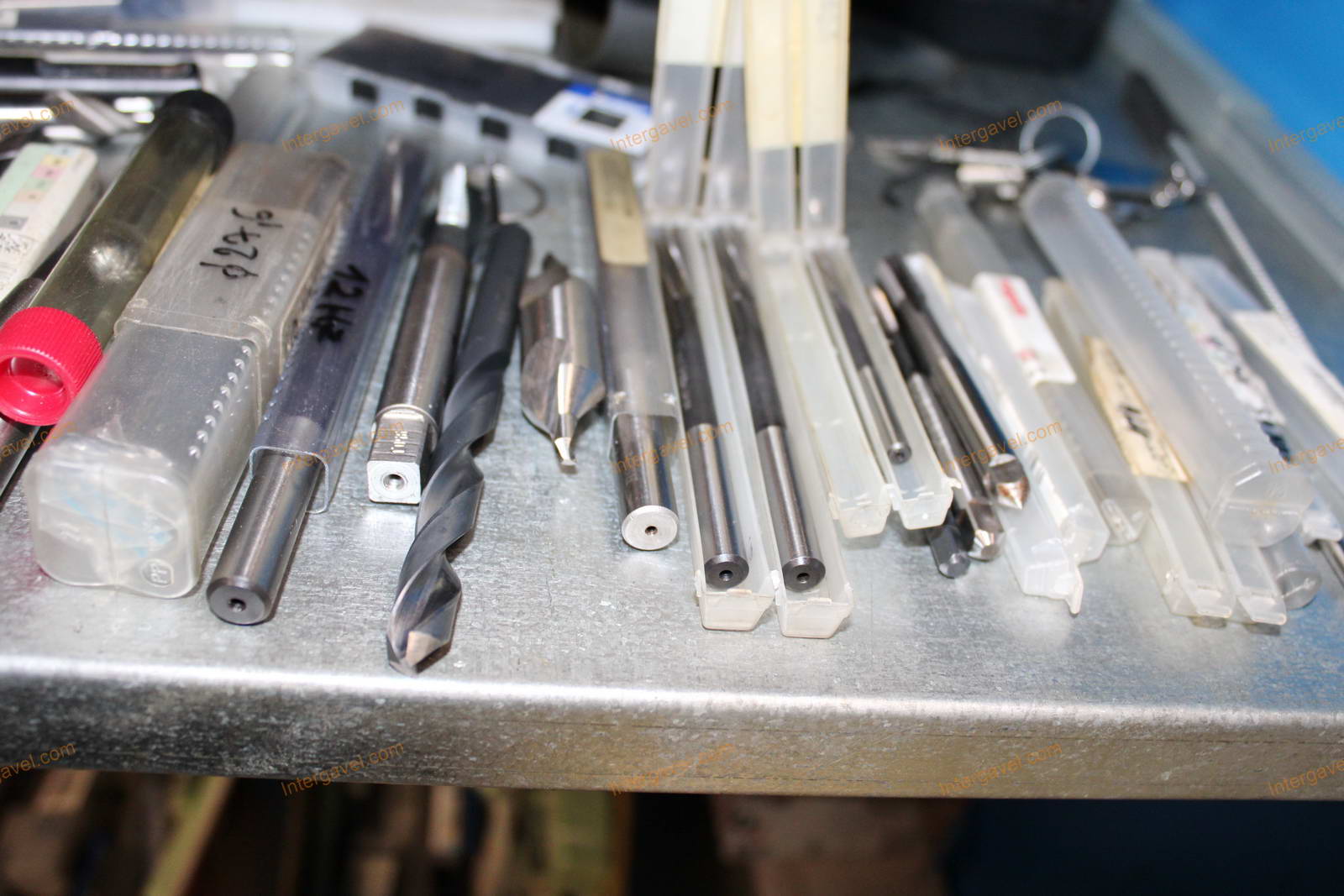 Szerszámos szekrény és szerszámok 33