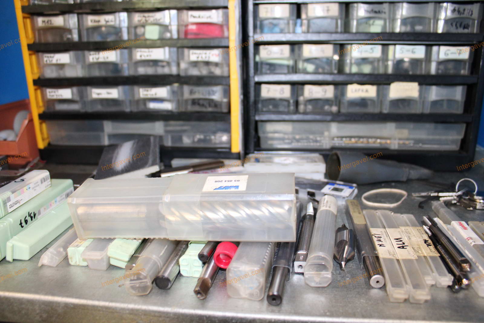 Szerszámos szekrény és szerszámok 34