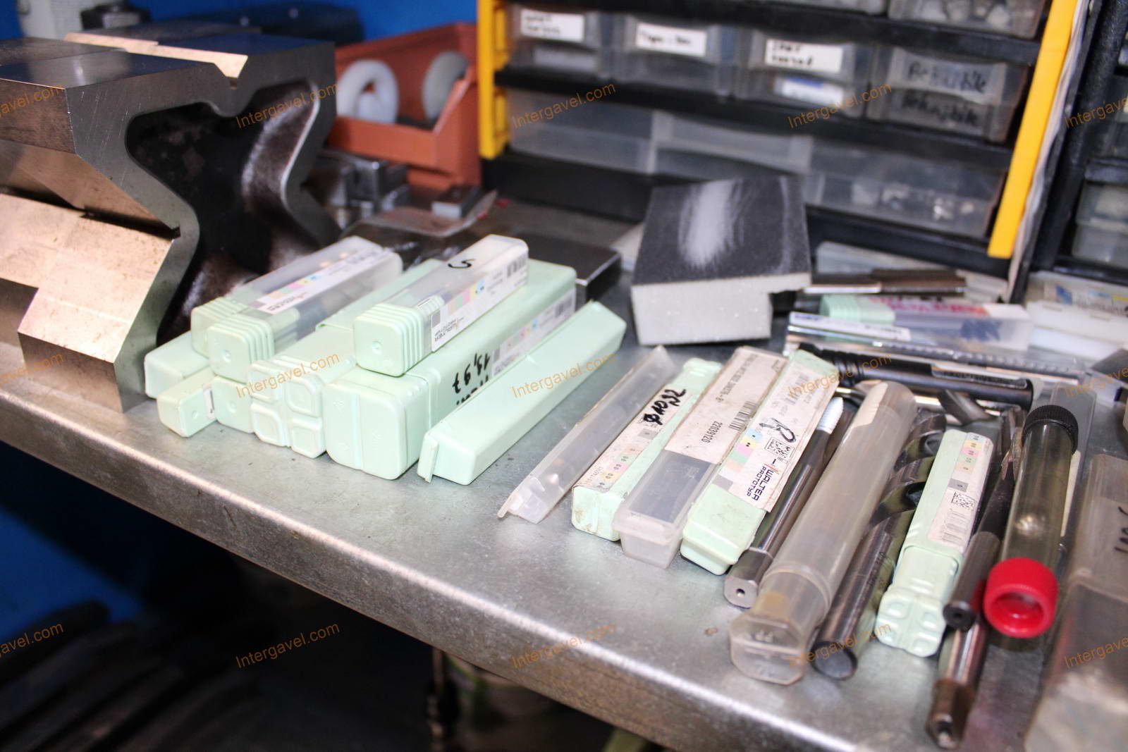 Szerszámos szekrény és szerszámok 37