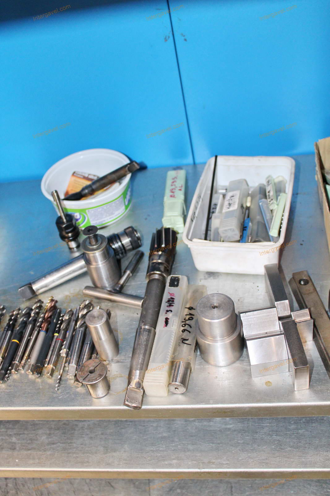 Szerszámos szekrény és szerszámok 38