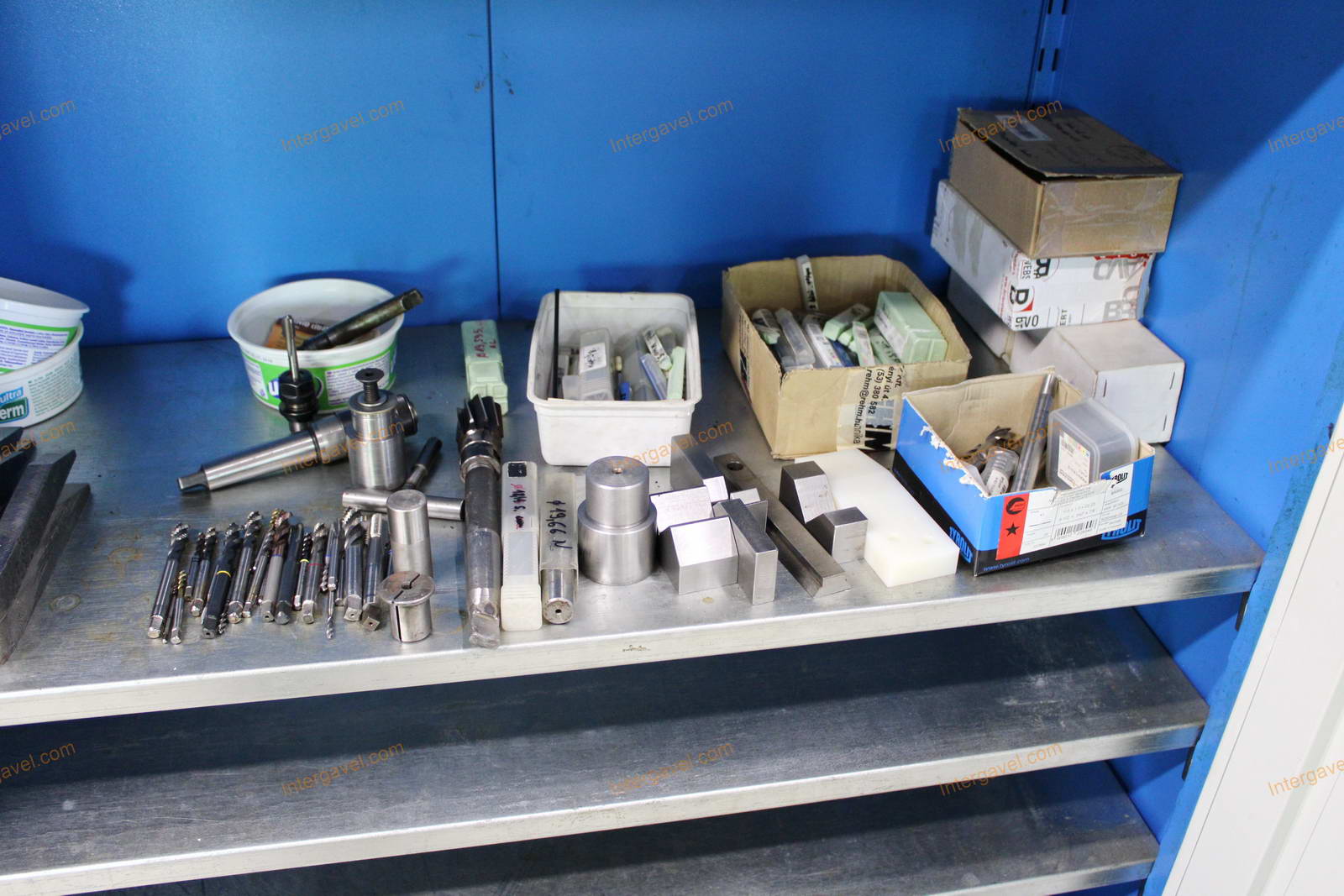 Szerszámos szekrény és szerszámok 41