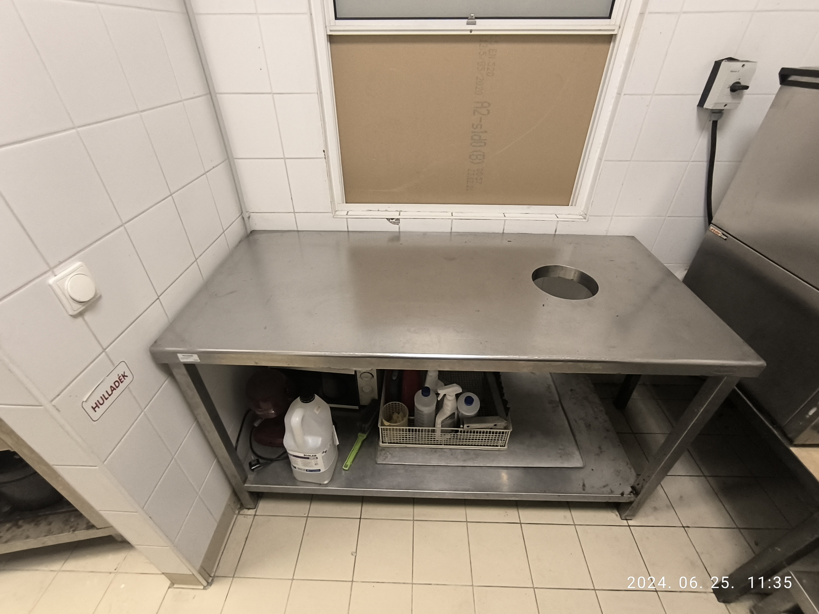 Előkészítő asztal hulladék nyílással 1