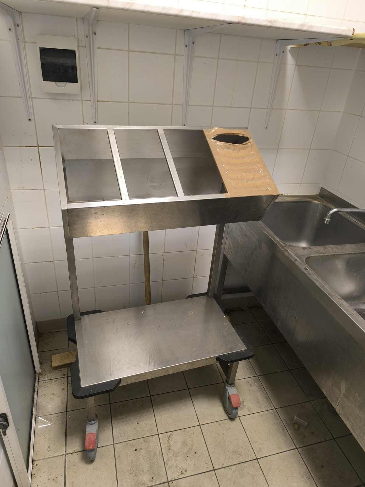 Tálca és evőeszköztartó 1