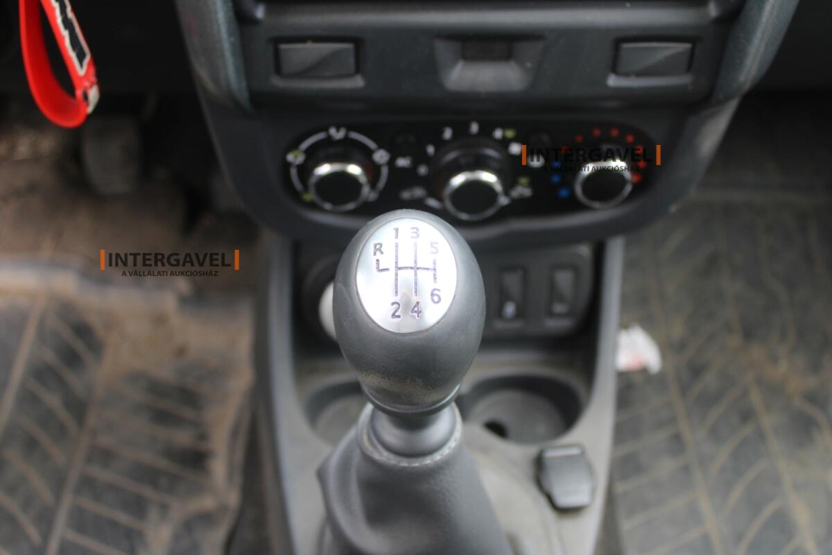 Kisteherautó - Dacia 16