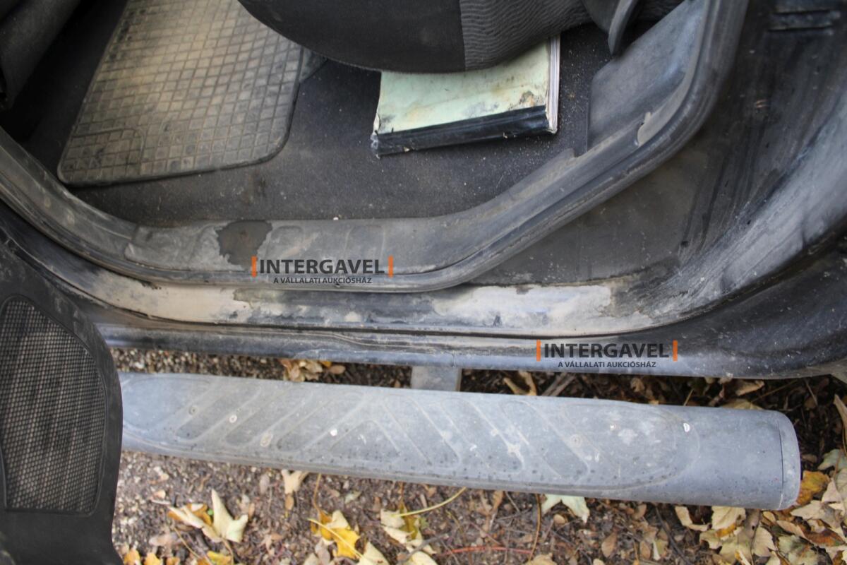 Terepjáró - Nissan 32