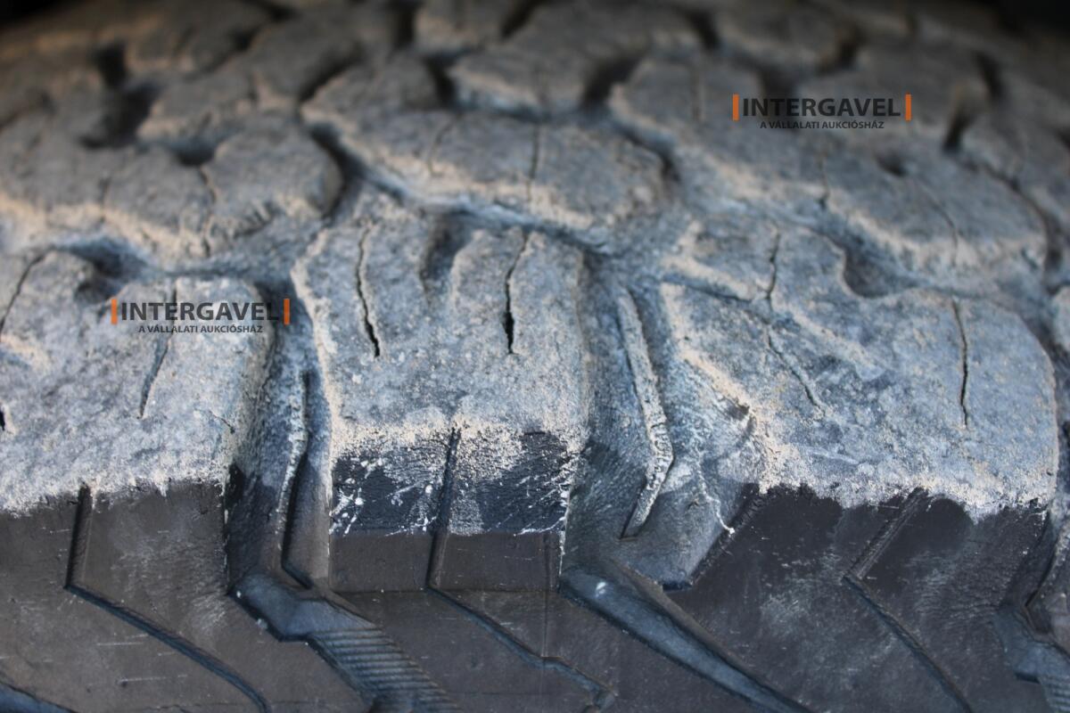 Terepjáró - Nissan 26