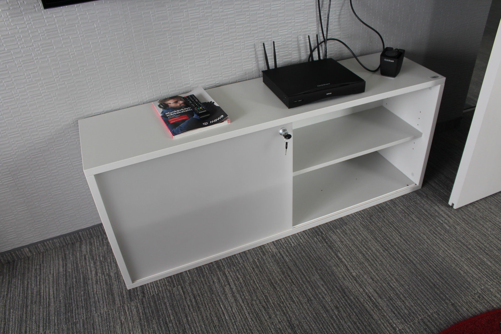 Tolóajtós szekrény 2