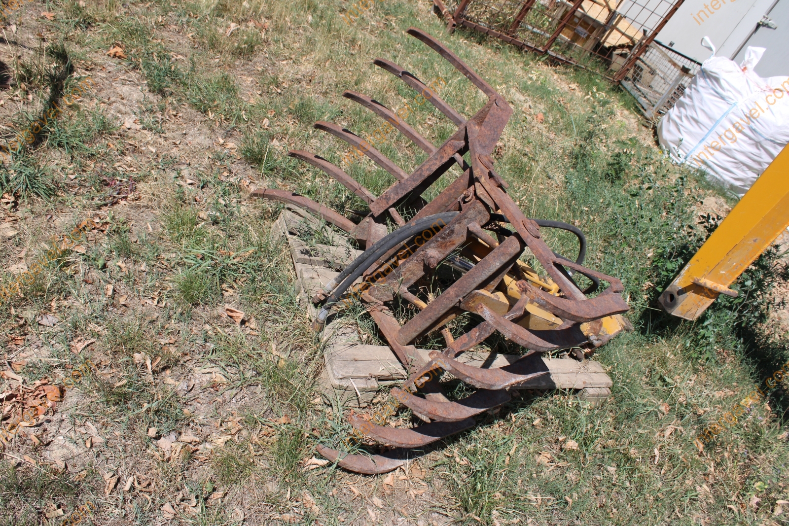 Vontatott rakodó 18