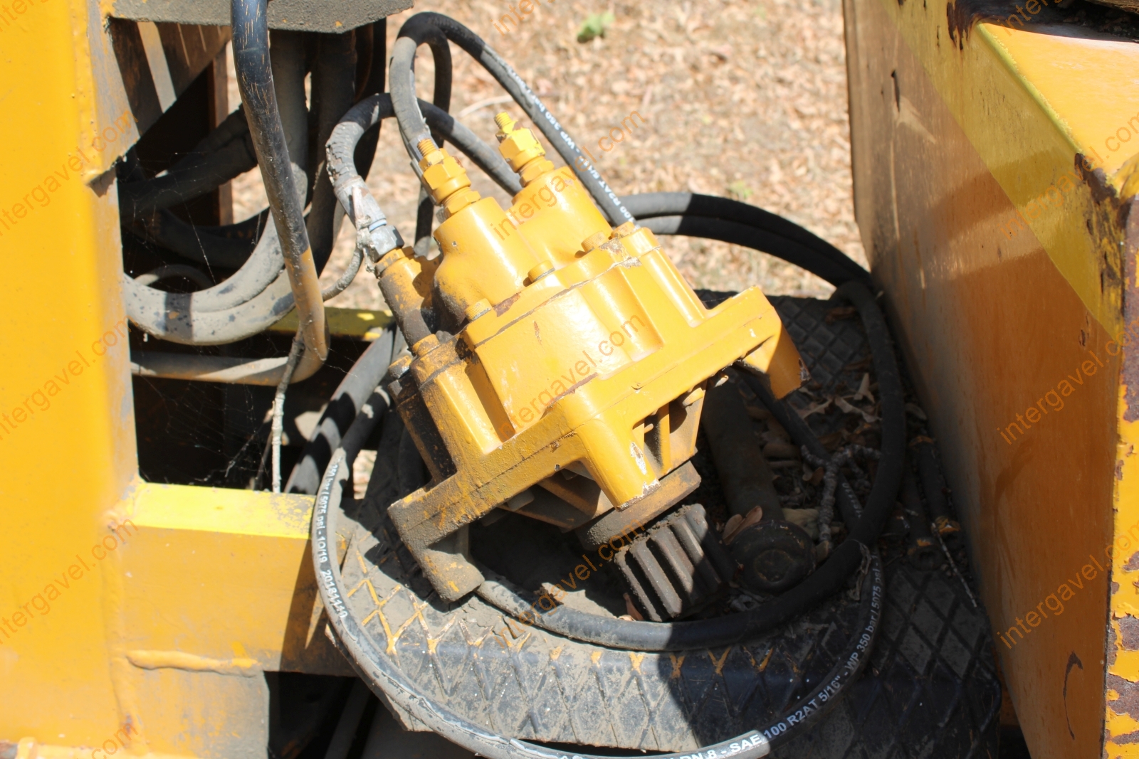 Vontatott rakodó 24