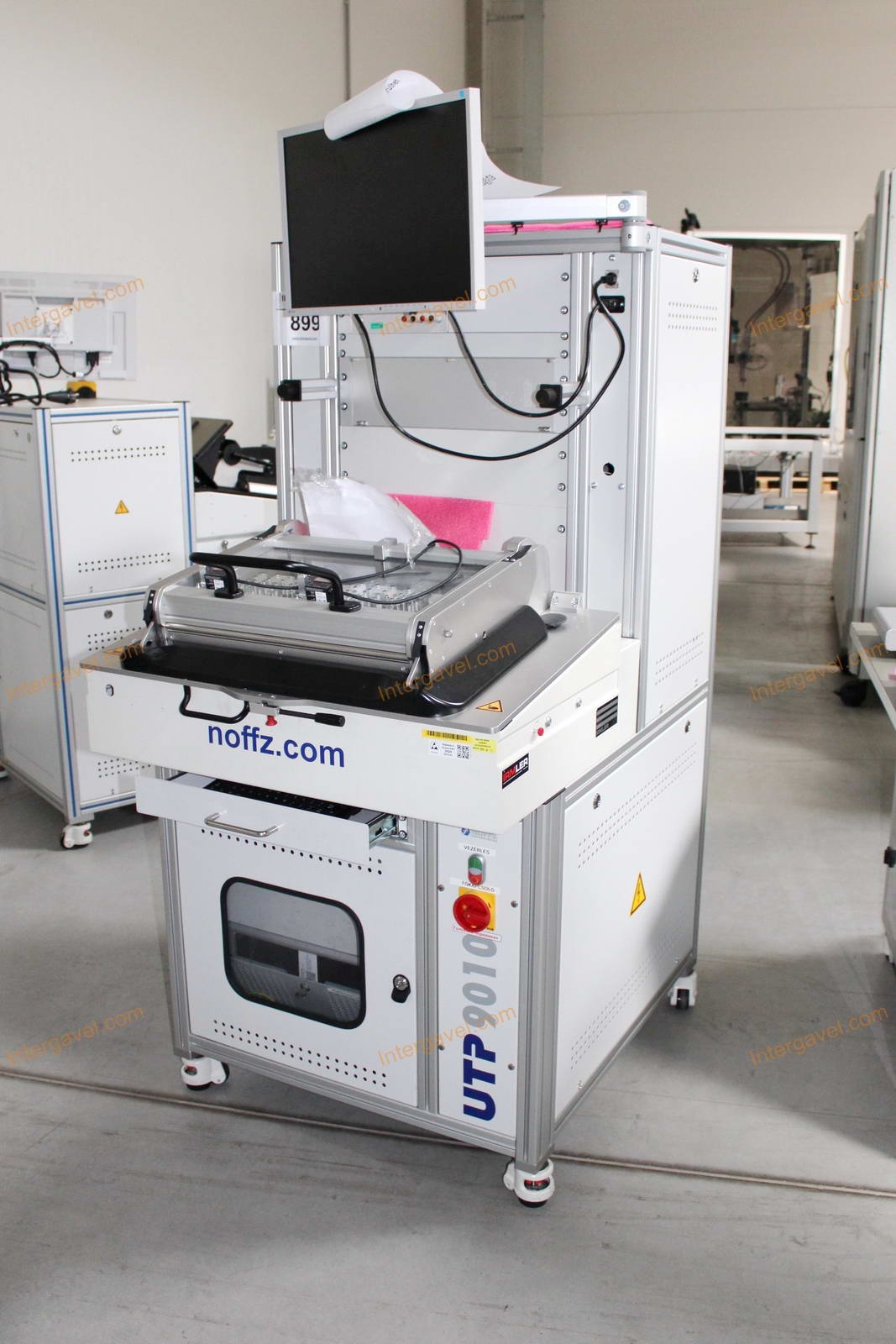 Bontott teszt szekrény