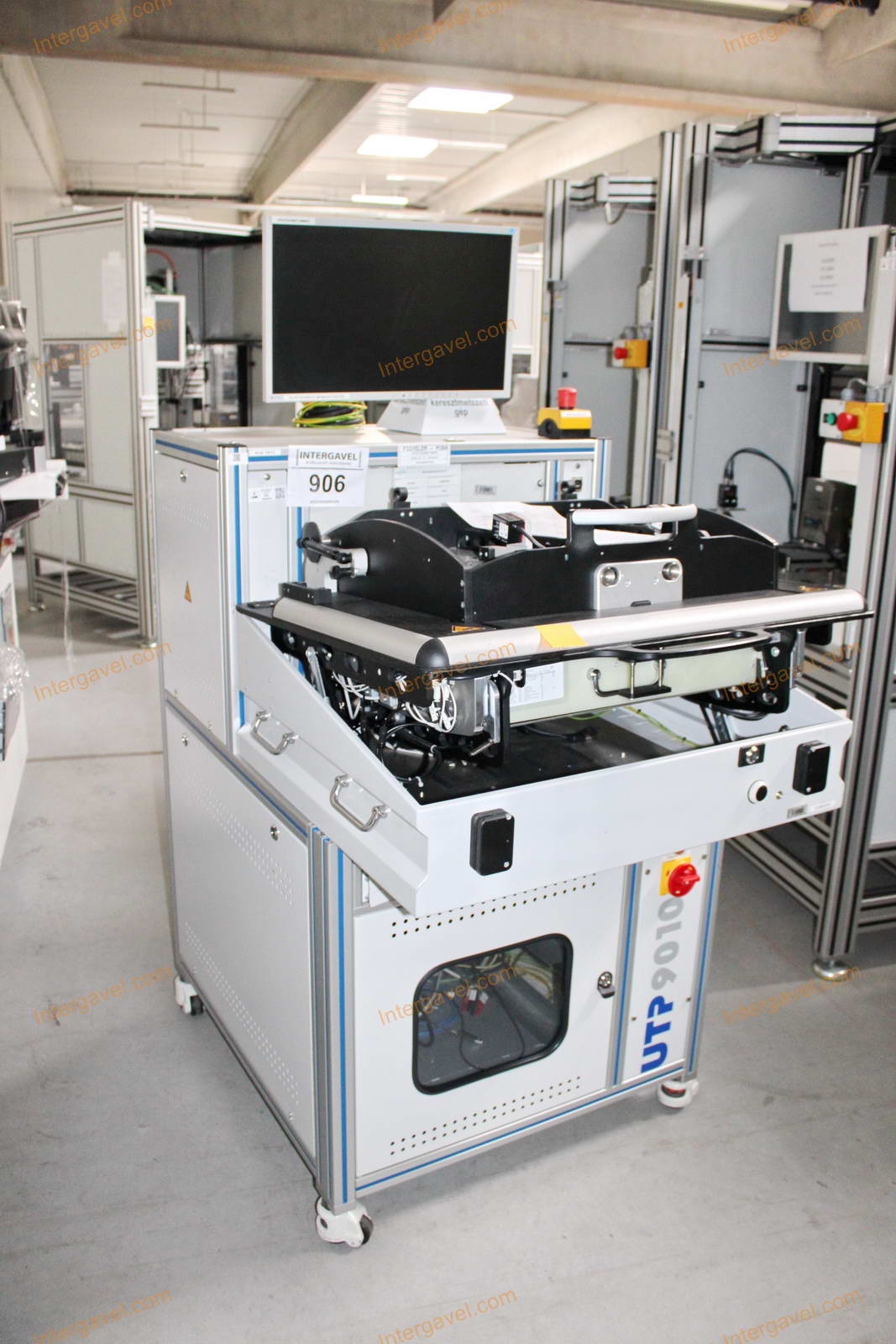 Bontott teszt szekrény