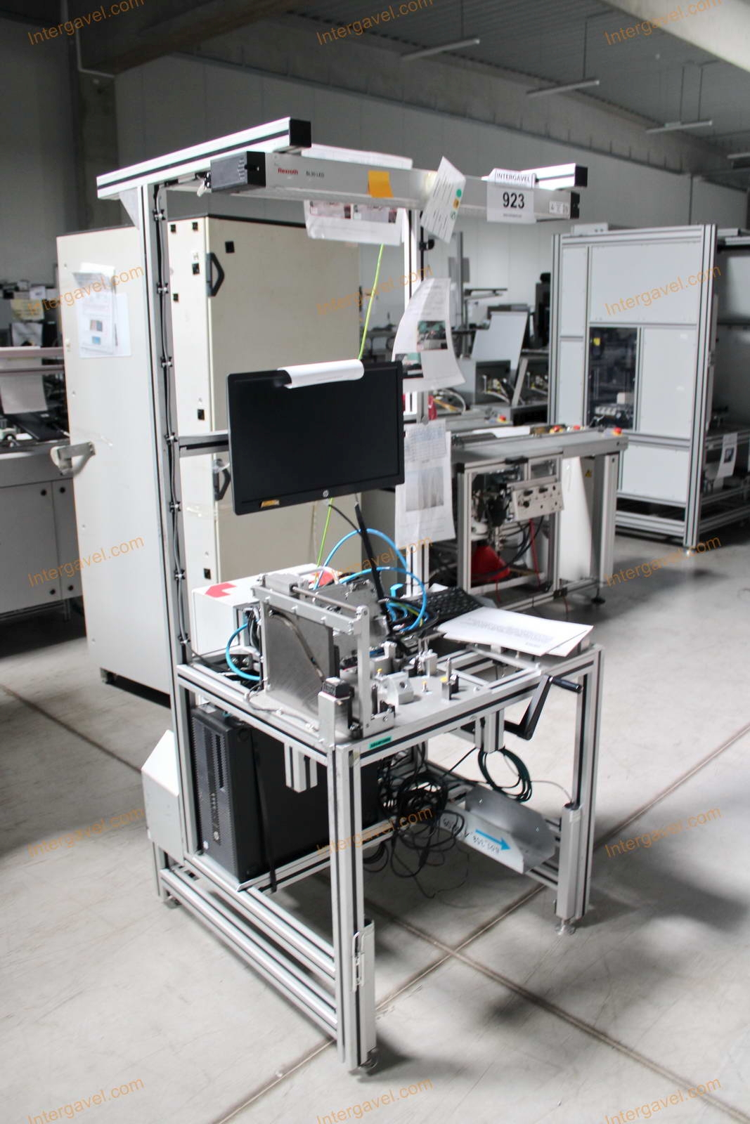 Bontott szerelő munkahely