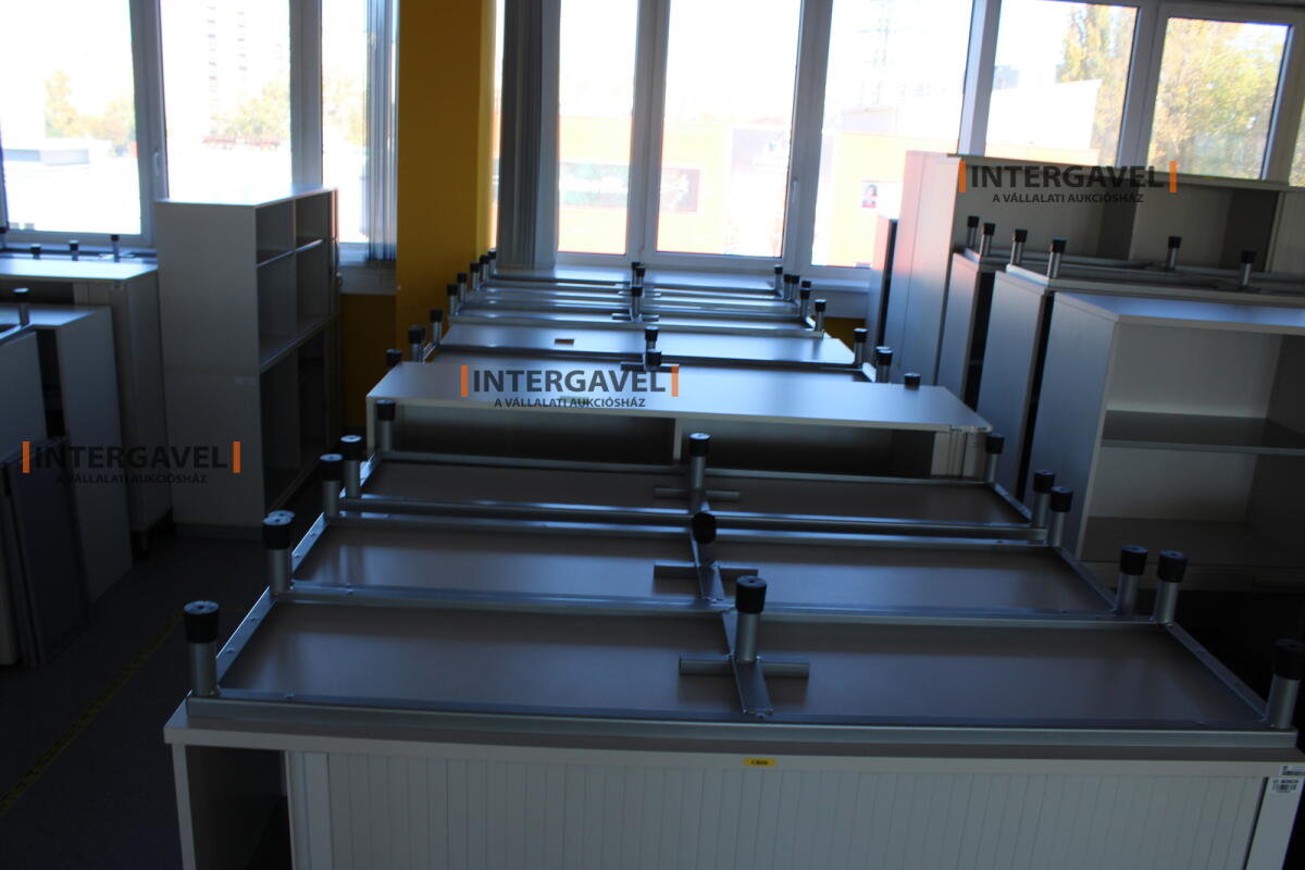 Redőnyös szekrény (1600 mm széles-fém lábrésszel) 3