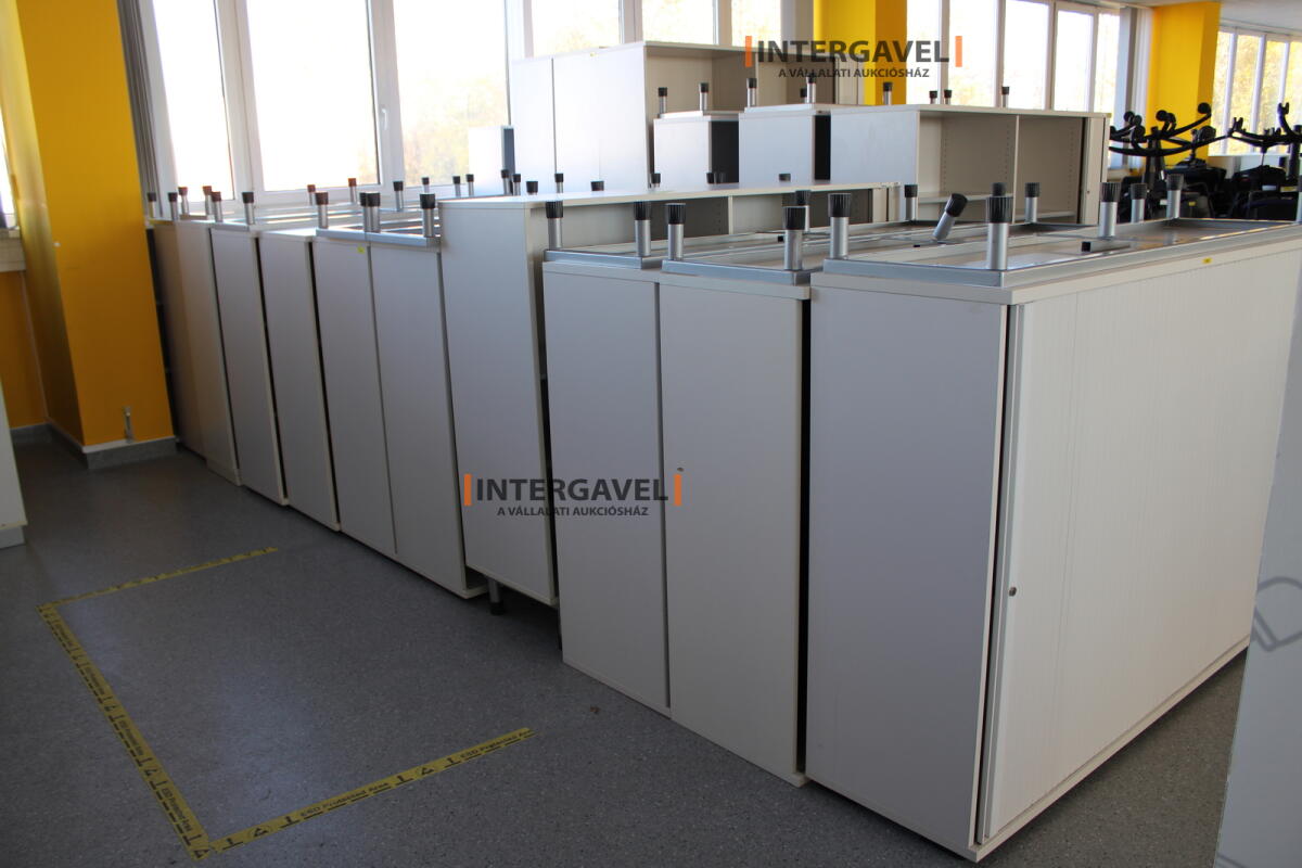 Redőnyös szekrény (1600 mm széles-fém lábrésszel) 4