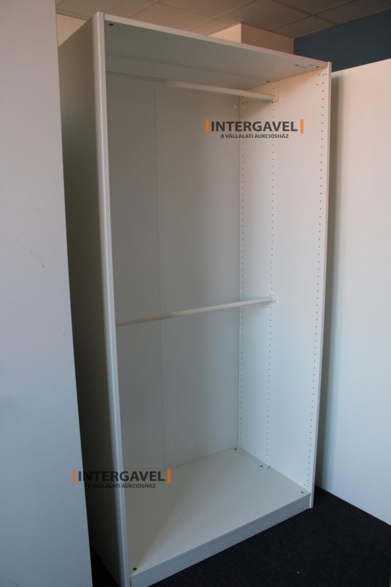 Nyitott akasztós szekrény