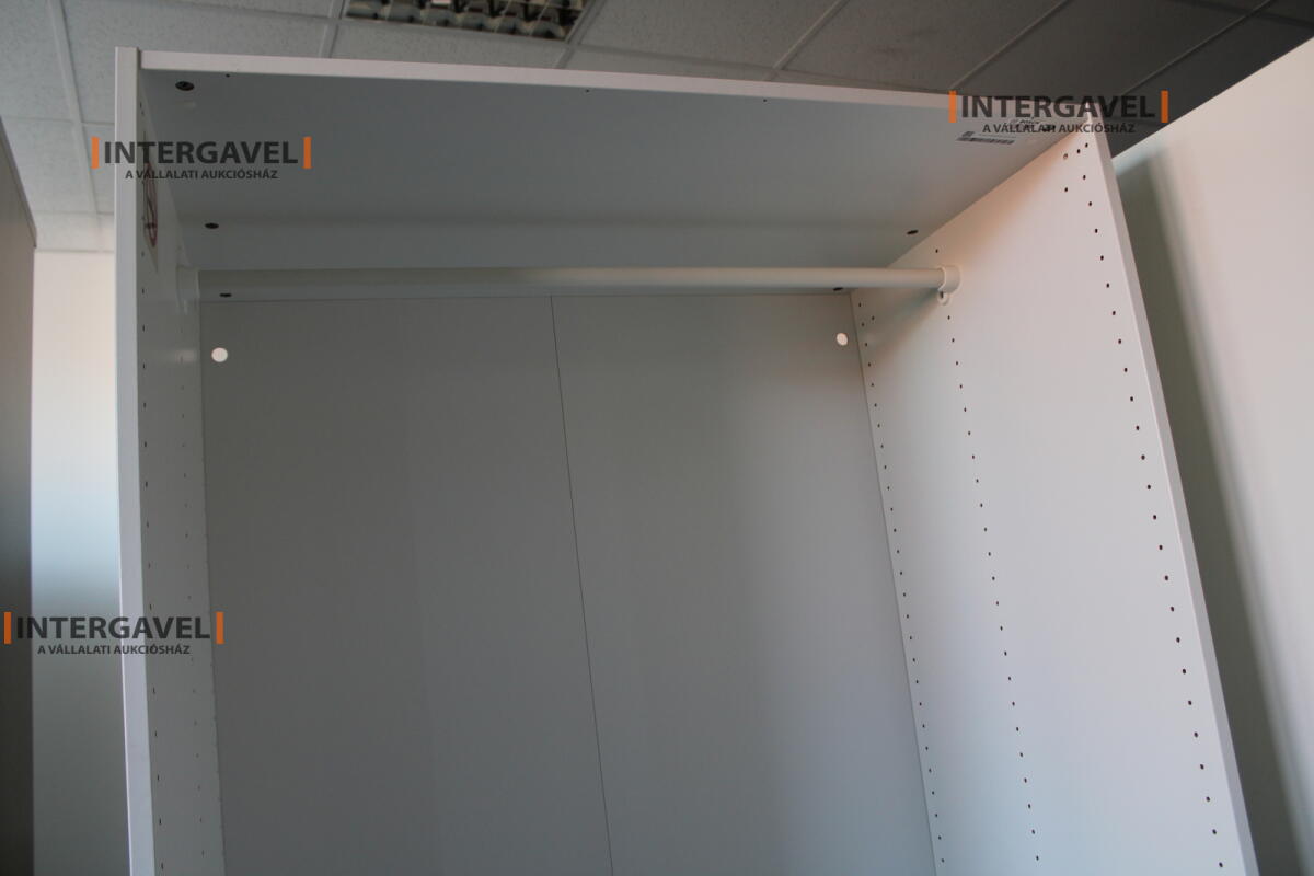 Nyitott akasztós szekrény 2