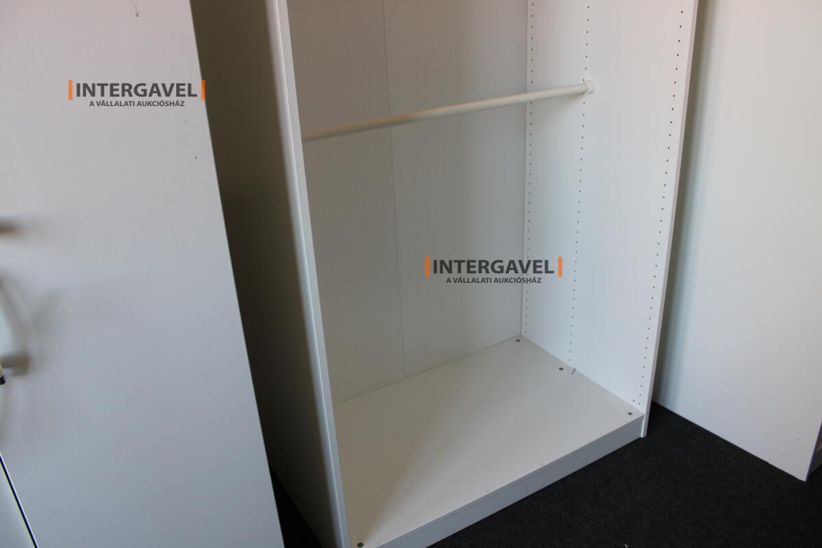 Nyitott akasztós szekrény 3