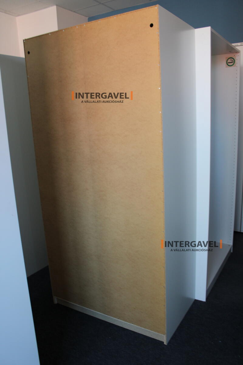 Nyitott akasztós szekrény 5