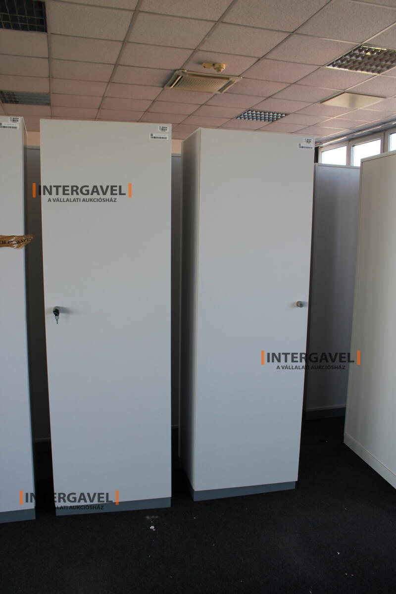 Akasztós szekrény 2