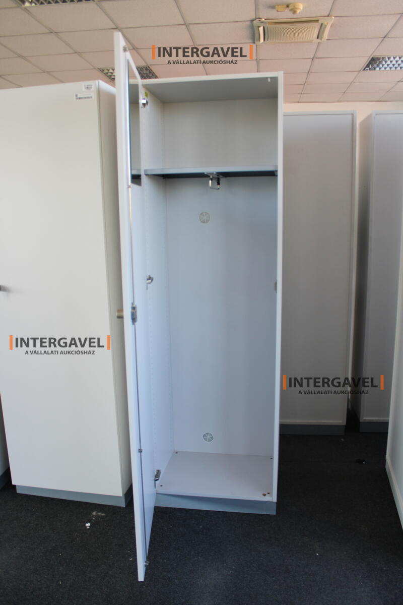 Akasztós szekrény 3